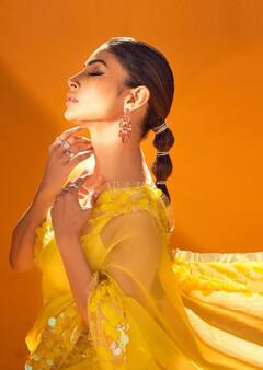 Mouni Roy : पिवळ्या साडीत मौनीचा मनमोहक अंदाज