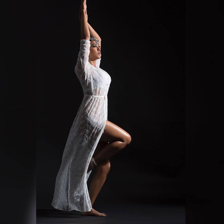 బిగ్ బాస్ తెలుగు ఓటీటీలో మూడో కంటెస్టెంట్గా ముమైత్ ఖాన్ ఎంట్రీ ఇచ్చింది. నా పేరు కనకం అనే పాటకు స్టెప్పులు వేసి రచ్చ చేసింది ముమైత్. బిగ్ బాస్ అంటే తనకి లవ్ అని.. వాయిస్ విన్నా కానీ.. మనిషిని చూడలేకపోయా అంది. ఇంతకు మందు బిగ్ బాస్కి వచ్చినప్పటికీ ఇప్పటికీ చాలా మార్పులు వచ్చాయన్న ముమైత్..గతంలో కన్నా మెచ్యురిటీ లెవల్స్ పెరిగాయని చెప్పింది.