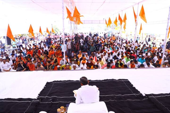 त्यानंतर खासदार संभाजीराजेंनी आपले उपोषण मागे घेत असल्याचं सांगितलं.