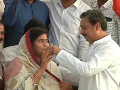 Maratha Reservation: ...अन् संयोगिताराजेंचे उपोषण संभाजीराजेंच्या हातून सुटलं, भावूक क्षणाचा महाराष्ट्र साक्षीदार