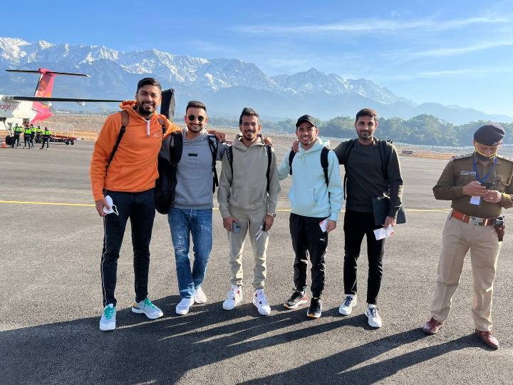 भारतीय टीम के युवा गेंदबाज आवेश खान और युजवेंद्र चहल की भी एक तस्वीर सोशल मीडिया पर फैंस काफी पसंद कर रहे हैं. इनके साथ और भी खिलाड़ी मौजूद हैं. (फोटो - ट्विटर)