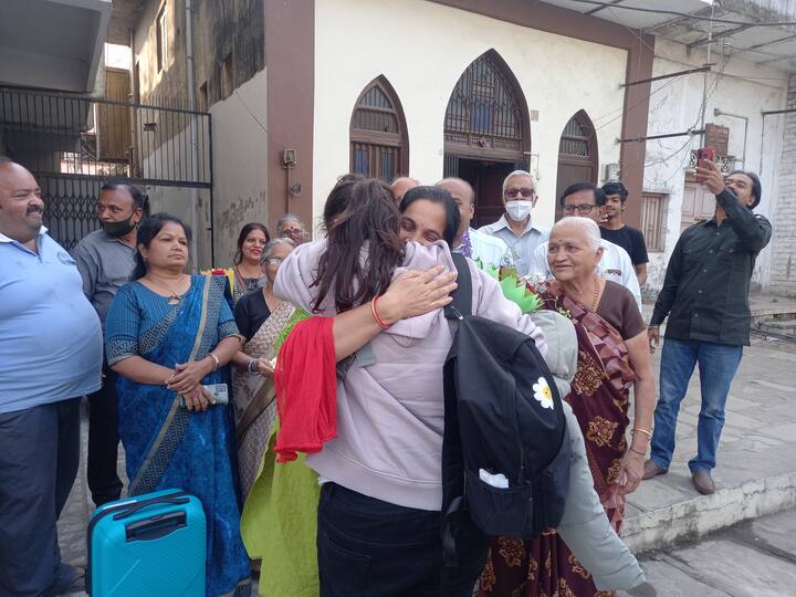 अभी तक बेटी 4 साल की पढ़ाई पूरी कर चुकी है. इस पढ़ाई पर उनके काफी रुपए खर्च हो चुके हैं. रूस और यूक्रेन के बीच अचानक हुए युद्ध के कारण बेटी को जान बचाकर यूक्रेन से वापस आना पड़ा है. उन्होंने बताया कि अब भविष्य क्या होगा? यह भगवान ही जानता है.