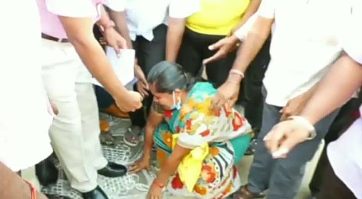 Parents weep over the death of their son, who is trapped in Ukraine. உக்ரைனில் சிக்கி இருக்கும் மகனை மீட்க கோரி திருச்சி ஆட்சியர் காலில் விழுந்து கதறிய பெற்றோர்