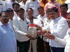 महावितरणच्या अधिकाऱ्यांना स्वाभिमानी शेतकरी संघटनेकडून जिवंत नागोबा भेट, शेतीसाठी दिवसा वीजपुरवठा देण्याची मागणी