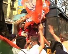 Bangla Bandh BJP Agitation : বড়বাজারে বিজেপির বন্‍ধ-এ ধুন্ধুমার, হাজরায় দফায় দফায় বিক্ষোভ, দেখুন ছবিতে