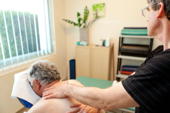 ਰੀੜ੍ਹ ਦੀ ਹੱਡੀ ਨੂੰ ਸਿੱਧਾ ਰੱਖਣਾ ਹੈ ਤਾਂ ਜਵਾਨ ਨਾ ਕਰਨ ਇਹ ਗਲਤੀ, ਬੁਢਾਪੇ 'ਚ ਵੀ ਨਜ਼ਰ ਆਉਣਗੇ ਸੁਪਰ ਹੈਂਡਸਮ