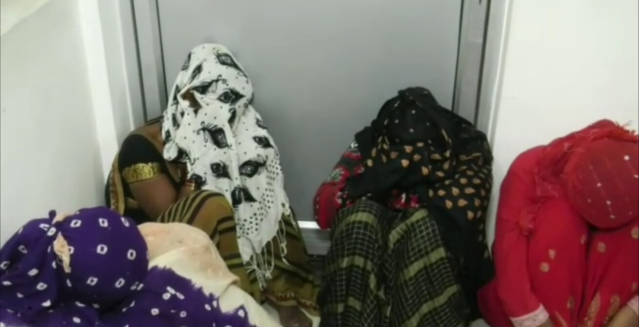 Indore News: ढाबे में छापेमारी कर इंदौर पुलिस ने सेक्स रैकेट का किया भंडाफोड़, 8 युवक और 7 युवतियों को किया गिरफ्तार