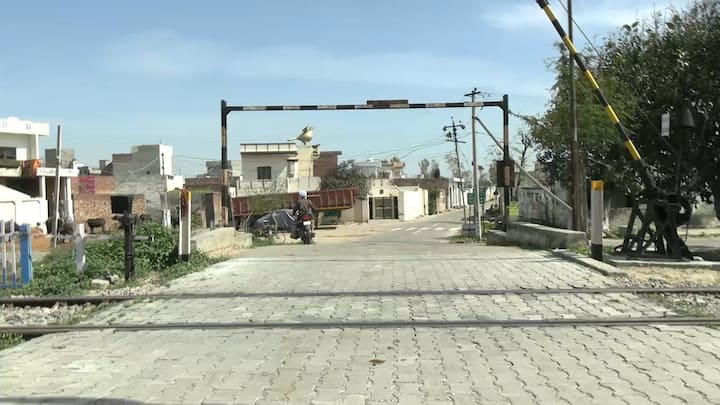 ਸਭ ਤੋਂ ਪਹਿਲਾਂ ਦੱਸ ਦਈਏ ਕਿ ਇਹ ਵਿਧਾਨਸਭਾ ਹਲਕਾ ਸੁਨਾਮ ਦਾ ਪਿੰਡ ਭਰੂਰ ਹੈ। ਜਿੱਥੇ ਰੇਲਵੇ ਦਾ ਇੱਕ ਬੋਰਡ ਲਗਾ ਹੈ ਜਿਸ 'ਤੇ ਪਿੰਡ ਦਾ ਨਾਂਅ ਲਿਖਿਆ ਹੋਇਆ ਹੈ।