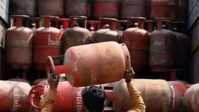 Commercial LPG cylinder prices increased by Rs 108 Commercial LPG cylinder: আজ মধ্যরাত থেকেই একলাফে অনেকটাই দাম বাড়ছে রান্নার বাণিজ্যিক গ্যাসের