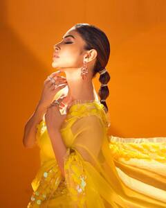 தங்கப்பதுமையாக ஜொலிக்கும் நாகினி நடிகை..!