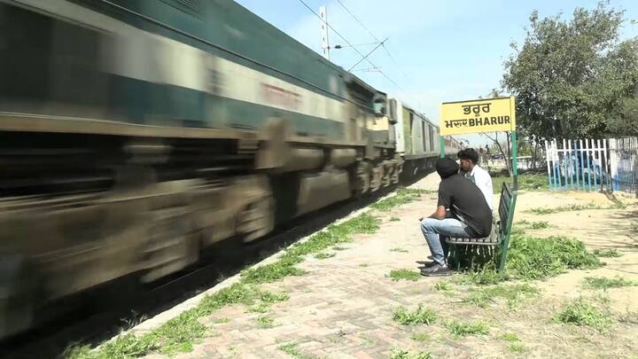 ਇੱਕ ਦੂਜਾ ਸਾਧਨ ਪਿੰਡ ਨੂੰ ਸ਼ਹਿਰ ਦੇ ਨਾਲ ਜੋੜਨ ਦਾ ਉਹ ਹੁੰਦਾ ਹੈ ਬਸ ਸਰਵਿਸ। ਉਹ ਤਾਂ ਇਸ ਪਿੰਡ ਵਿੱਚ 75 ਸਾਲਾਂ ਤੋਂ ਹੈ ਹੀ ਨਹੀਂ,,, ਅਤੇ ਨਾ ਹੀ ਕਿਸੇ ਨੇਤਾ ਨੇ ਸੋਚਿਆ।