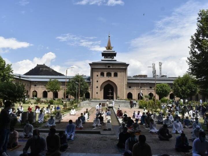 Srinagar News: श्रीनगर की भव्य मस्जिद में 30 हफ्ते बाद जुमे की नमाज की इजाजत jammu kashmir jamia masjid is open for worshipers in sirnagar after 30 weeks Srinagar News: श्रीनगर की भव्य मस्जिद में 30 हफ्ते बाद जुमे की नमाज की इजाजत