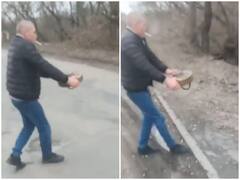 जान जोखिम में डाल यूक्रेनी शख्स ने एंटी टैंक माइन को किया शिफ्ट, रोंगटे खड़े कर देगा वीडियो