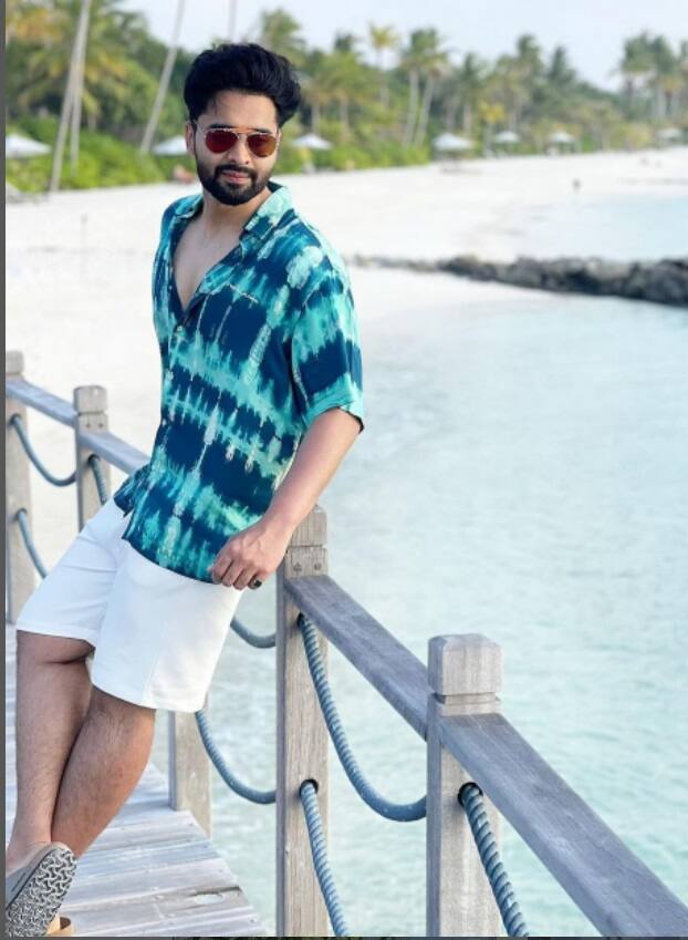 वहीं जैकी ने जो फोटो शेयर की है उसमें वो ब्लू एंड ग्रीन कलर की शर्ट और सफेद शार्ट्स में काफी कूल लग रहे हैं. जैकी की समुद्र के पास खड़े होकर पोज़ दे रहे हैं.