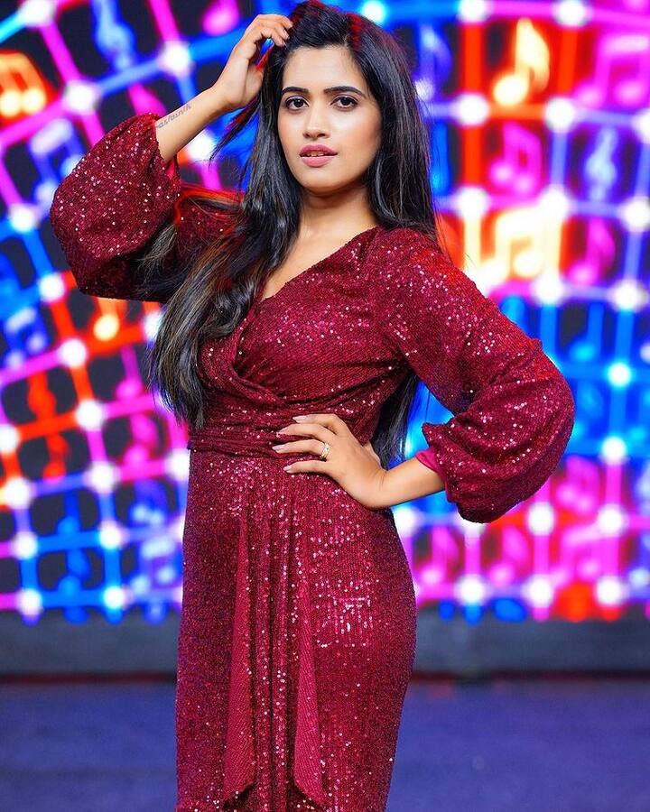 తెలుగు బిగ్ బాస్ ఓటీటీలో మెరిసిన చక్కని చుక్క స్రవంతి చొక్కారపు. ఆమె ఎవరో చాలా మందికి తెలియదు. ఓ యూట్యూబ్ ఛానెల్ యాంకర్‌గా, సినిమాల్లో చిన్నచిన్న పాత్రలూ చేస్తూ ఉండేది.  -Image credit: Sravanthi Prashanth/Instagram