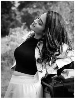 திராவிட அழகியாக காரில் காட்சியளிக்கு காயத்ரி...!