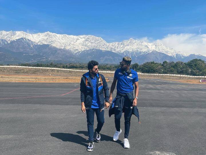 कुलदीप यादव ने अपने ऑफीशियल ट्विटर पर हैंडल पर मोहम्मद सिराज के साथ की एक फोटो ट्वीट की है. इसमें दोनों ही गेंदबाज टशन में नजर आ रहे हैं. इस फोटो को फैंस ने काफी पसंद किया. (फोटो - ट्विटर)