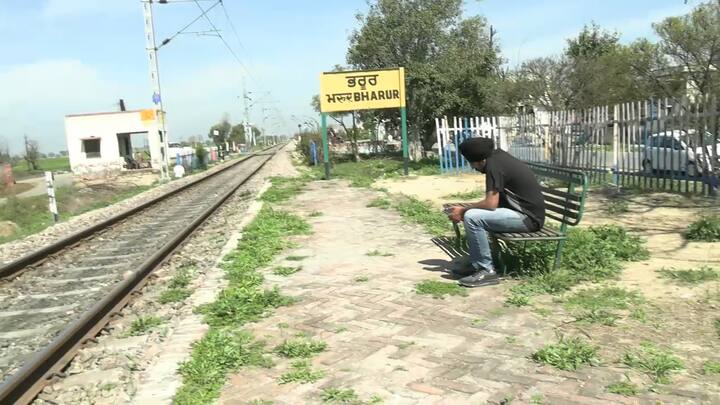 ਪਿੰਡ ਦੇ ਲੋਕਾਂ ਮੁਤਾਬਕ ਅਮੀਰ ਲੋਕ ਤਾਂ ਆਪਣੇ ਸਾਧਨਾਂ 'ਤੇ ਮੋਟਰਸਾਇਕਿਲ ਅਤੇ ਕਾਰ 'ਤੇ ਚਲਾ ਜਾਂਦਾ ਹੈ ਜੋ ਗਰੀਬ ਹੈ ਉਹ ਫਿਰ ਪੈਦਲ ਹੀ ਜਾਂਦਾ ਹੈ। ਪਿੰਡ ਵਿੱਚ ਅਠਵੀਂ ਜਮਾਤ ਦੇ ਤੱਕ ਸਕੂਲ ਹੈ ਅਤੇ ਉਸਦੇ ਬਾਅਦ ਦੂੱਜੇ ਪਿੰਡ ਵਿੱਚ ਸਕੂਲ ਪੜ੍ਹਣ ਲਈ ਸਾਡੇ ਬੱਚੇ ਪੈਦਲ ਜਾਂਦੇ ਹਨ।