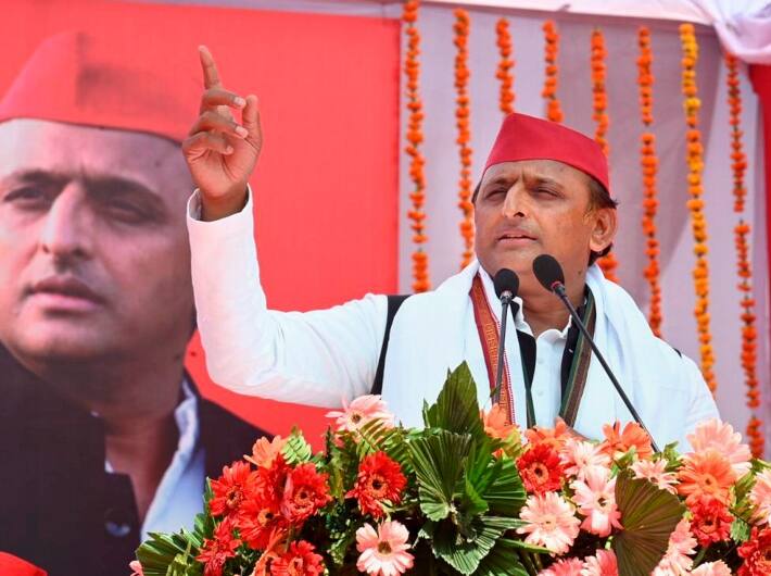 वहीं समाजवादी पार्टी के अध्यक्ष और पूर्व सीएम अखिलेश यादव ने कहा कि छठे चरण के चुनाव में बस्ती की जनता भाजपा को छांट देगी. हार देखकर बीजेपी नेताओं ने अपनी गाड़ियों और घरों से झंडे उतार लिए हैं. संतकबीर नगर में अखिलेश ने कहा कि पांच चरण के मतदान के बाद सपा गठबंधन बहुमत से आगे निकल गया है. जो गर्मी निकालने की बात करते थे, पांच चरण के मतदान के बाद ठंडे पड़ गए हैं.