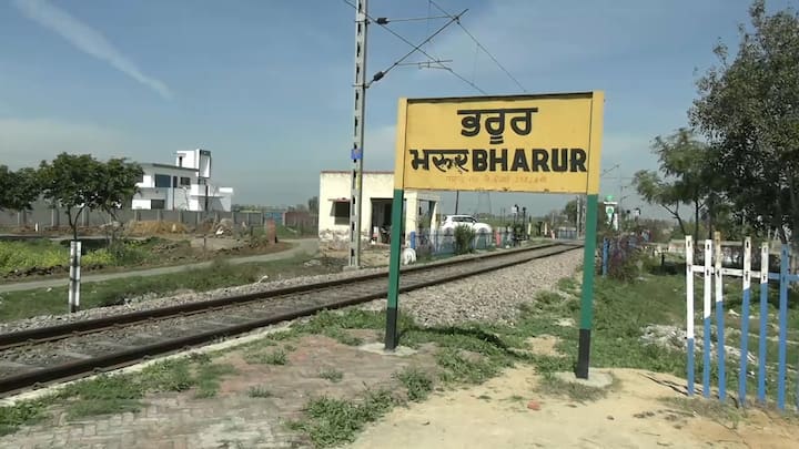 image ਹੁਣ ਇਸ ਤੋਂ ਸਾਫ਼ ਹੈ ਕਿ ਰੇਲਵੇ ਸਟੇਸ਼ਨ ਵੀ ਹੋਵੇਗਾ ਪਰ ਰੇਲਵੇ ਸਟੇਸ਼ਨ 'ਤੇ ਵੱਡਾ-ਵੱਡਾ ਘਾਹ ਉੱਗਿਆ ਹੋਇਆ ਹੈ ਜੋ ਇਸ਼ਾਰਾ ਦਿੰਦਾ ਹੈ ਕਿ ਇੱਥੇ ਨਾਹ ਤਾਂ ਕੋਈ ਪੈਸੇਂਜਰ ਆਇਆ ਹੋਵੇਗਾ ਅਤੇ ਨਾਹ ਹੀ ਟ੍ਰੇਨ ਰੁਕੀ ਹੋਵੇਗੀ। ਅਤੇ ਟਿਕਟ ਖਿਡ਼ਕੀ ਵੀ ਬੰਦ ਹੈ।5