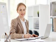 अपनी पहली नौकरी शुरू करने से पहले महिलाएं रखें इन बातों पर खास ख्याल, बाद में नहीं होगी किसी तरह की आर्थिक परेशानी