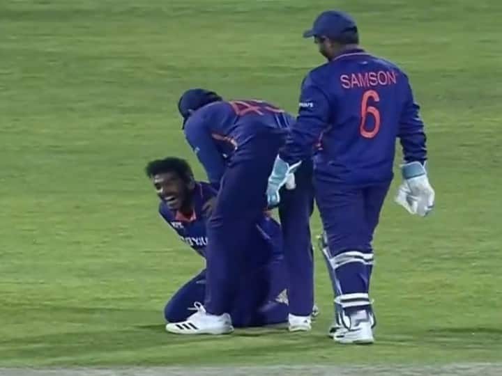 Venkatesh Iyer takes catch of Dinesh Chandimal in IND vs SL 3rd T20 दर्द के आगे जीत है! वेंकटेश अय्यर ने तेज गेंद लगने के बावजूद पकड़ा शानदार कैच, साथी खिलाड़ियों ने थपथपाई पीठ, देखें वीडियो