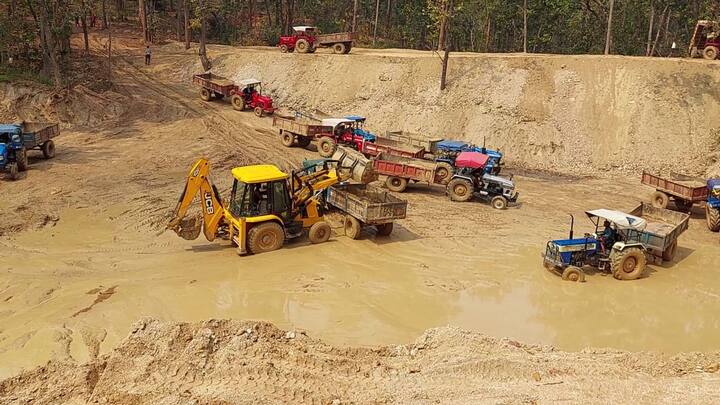 अब सवाल ये उठ रहा है की अभ्यारण्य क्षेत्र में पेड़ों की कटाई करना प्रतिबंधित है. बावजूद इसके काफी ज्यादा मात्रा में पेड़ों की अंधाधुंध कटाई किसने की. जंगल में हुए इस पेड़ कटाई का खुलासा तब हुआ. जब राज्यसभा सांसद प्रतिनिधि धीरज सिंहदेव को किसी ने जानकारी दी कि बांध निर्माण के लिए हरे भरे पेड़ काटकर जंगल को उजाड़ा जा रहा है. इस सूचना पर धीरज सिंह मौके पर पहुंचे. जहां वाकई में सैंकड़ों पेड़ कटे मिले.