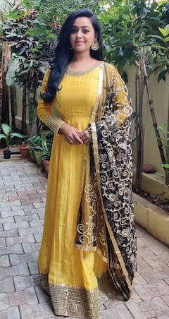 Gayathri Yuvaraj pics: மரகத மஞ்சளில் நடிகை காயத்ரி யுவராஜ் ரீசண்ட் க்ளிக்ஸ்