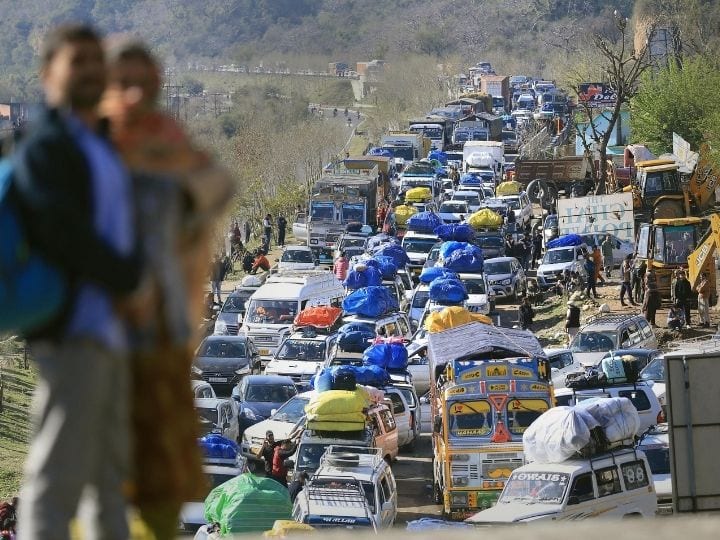 Landslide Blocks Jammu-Srinagar National Highway, Hundreds Of Vehicles Left Stranded Landslide Blocks Jammu-Srinagar National Highway, Hundreds Of Vehicles Left Stranded