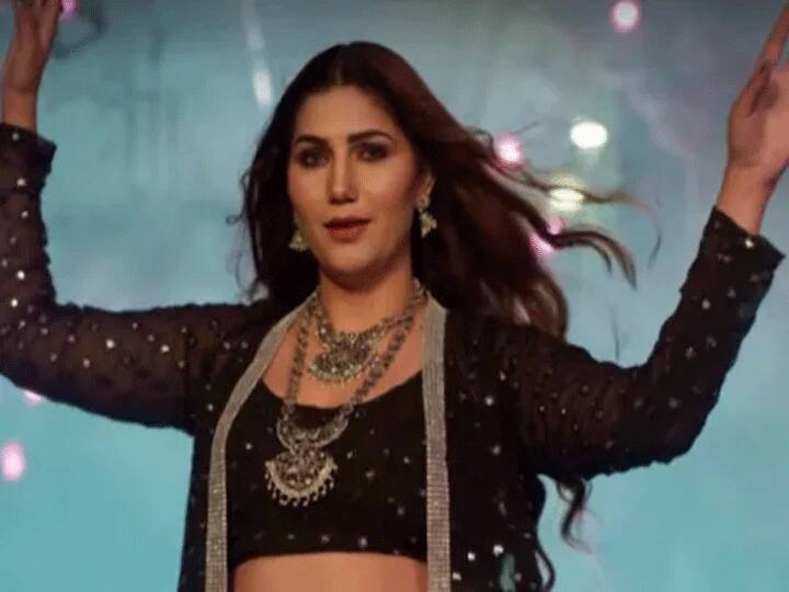 सपना चौधरी ने लूट लिया हरियाणा गाने पर किया जबरदस्त डांस, मूव्स से बढ़ा दी गर्मी Sapna Choudhary Latest Dance Video Creating Buzz On Social Media Fans Said It Is Fire सपना चौधरी ने लूट लिया हरियाणा गाने पर किया जबरदस्त डांस, मूव्स से बढ़ा दी गर्मी