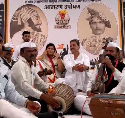 उपोषणस्थळी कार्यकर्त्यांनी केला टाळ मृदंगांच्या गजरात हरिनामाचा जयघोष