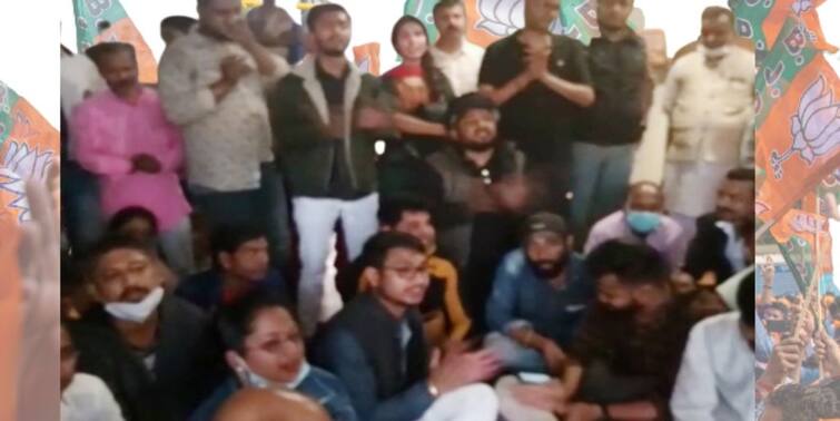 Bangla Bandh Naxalbari MLA Ananadamoy Burman was seen singing Dhane dhyanne inside silliguri PS with other BJP supporters Bangla Bandh : শিলিগুড়িতে থানার মধ্যে বসেই ধন ধান্যে পুষ্পে ভরা গাইতে শুরু করে দিলেন বিজেপি বিধায়ক