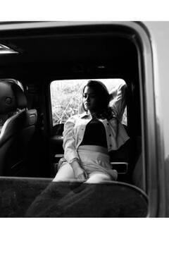 திராவிட அழகியாக காரில் காட்சியளிக்கு காயத்ரி...!