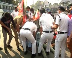 Bangla Bandh BJP Agitation : বড়বাজারে বিজেপির বন্‍ধ-এ ধুন্ধুমার, হাজরায় দফায় দফায় বিক্ষোভ, দেখুন ছবিতে