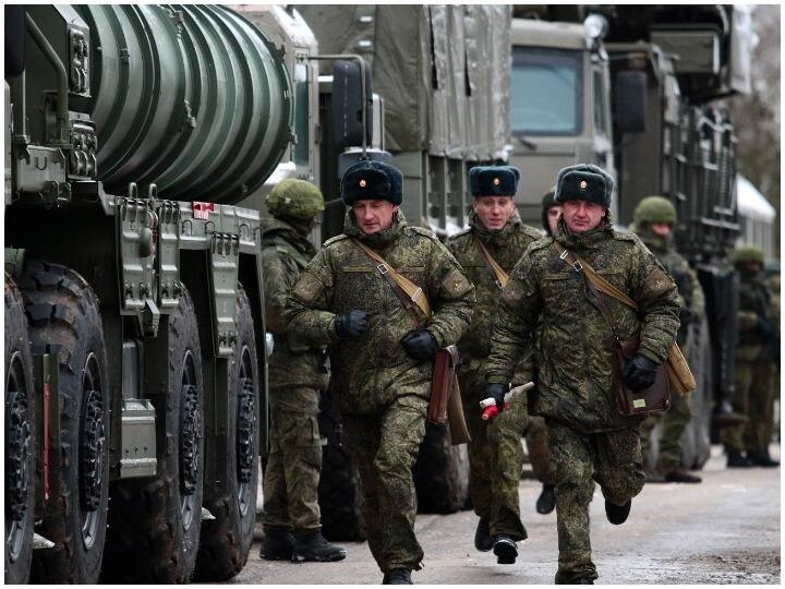 Russia Ukraine War: एक तरफ जहां अमेरिका और उसके सहयोगी देश तेजी से रूस पर तमाम प्रतिबंध लगाते जा रहे हैं. वहीं दूसरी तरफ रूस यूक्रेन पर और तेजी से हमला करता जा रहा है. रूस का रुख और आक्रमक हो रहा है. वह यूक्रेन के कई शहरों पर मिसाइल से हमले कर रहा है.