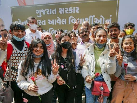 યુક્રેનના રસ્તાઓ યુદ્ધનું મેદાન બની ગયા છે, આ દરમિયાન યુક્રેન છોડીને જતા લોકોની સંખ્યા વધી રહી છે.