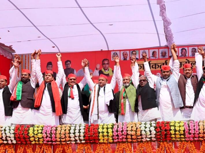 अखिलेश यादव ने कहा कि जब से बीजेपी आई है महंगाई बढ़ा रही है. डीजल पेट्रोल ₹100 से पार हो गया है. बीजेपी सत्ता में दोबारा आ गई तो पेट्रोल ₹200 लीटर बिकेगा.