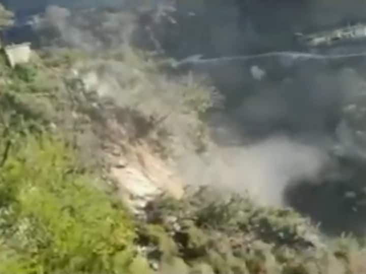 Uttarakhand news landslide occurred at Jhali Math in Sari village of Rudraprayag district Watch: रुद्रप्रयाग के गांव में भूस्खलन से गोशालाओं को हुआ भारी नुकसान, 11 परिवारों को सुरक्षित जगहों पर किया गया शिफ्ट