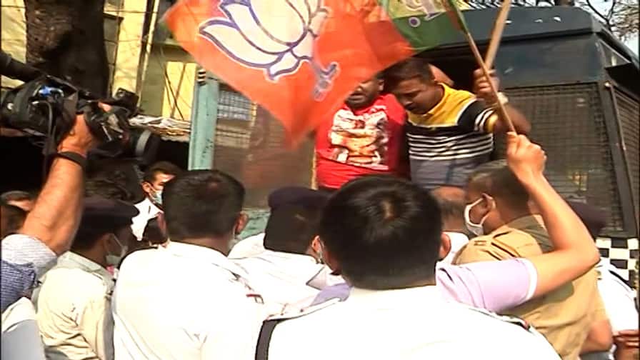 Kolkata Bandh: বিজেপির বনধে অশান্ত যাদবপুর, পুলিশের সঙ্গে দফায় দফায় ঝামেলা Kolkata BJP Bandh jadavpur hazra rubi ballygunj sees agitation road stucked Kolkata Bandh: বিজেপির বনধে অশান্ত যাদবপুর, পুলিশের সঙ্গে দফায় দফায় ঝামেলা