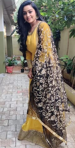 Gayathri Yuvaraj pics: மரகத மஞ்சளில் நடிகை காயத்ரி யுவராஜ் ரீசண்ட் க்ளிக்ஸ்