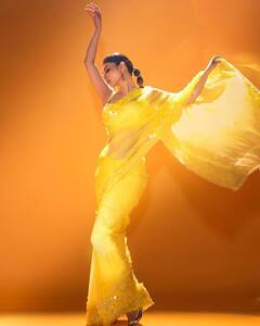 साड़ी में बलखाती मौनी रॉय की फोटोज़ पर फैंस का फिसला दिल, बोले 'तुझ सा कोई जहान में कहां..'