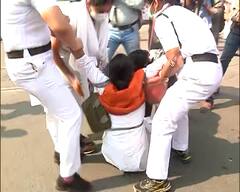 Bangla Bandh BJP Agitation : বড়বাজারে বিজেপির বন্‍ধ-এ ধুন্ধুমার, হাজরায় দফায় দফায় বিক্ষোভ, দেখুন ছবিতে