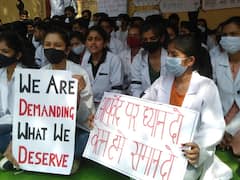 Indore News: पांच सूत्रीय मांग को लेकर हड़ताल पर बैठे अष्टांग आयुर्वेद कॉलेज के छात्र, दी ये चेतावनी