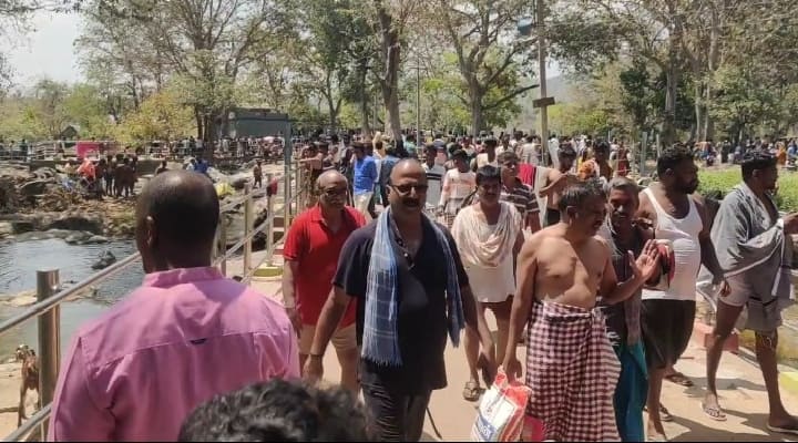 hogenakkal waterfalls crowded with tourists who came to beat the heat வீசத் தொடங்கிய கோடை வெப்பம் - ஒகேனேக்கல்லில் குவிந்த சுற்றுலா பயணிகள்