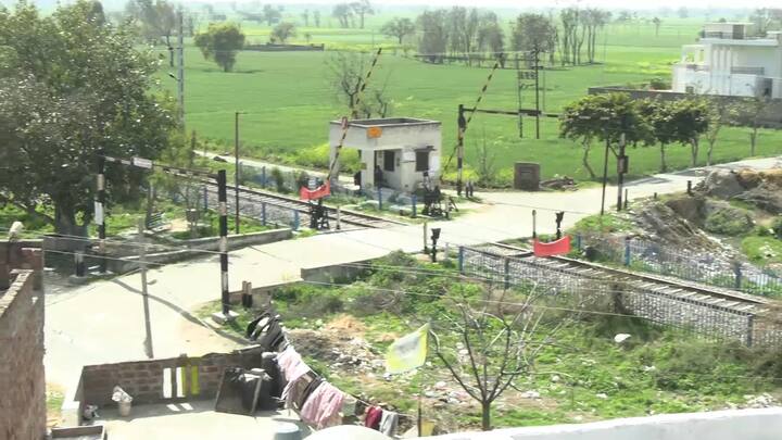 ਪਰ ਸ਼ਾਇਦ ਕਿਸੇ ਨੂੰ ਇਹ ਪਿੰਡ ਦਿਖ ਹੀ ਨਹੀਂ ਰਿਹਾ ਅਤੇ ਲੋਕਾਂ ਨੇ ਕਿਹਾ ਕਿ ਸਾਨੂੰ ਦੱਸਿਆ ਗਿਆ ਕਿ ਜੇਕਰ ਤੁਹਾਡੇ ਪਿੰਡ ਵਿੱਚ ਬਸ ਸਰਵਿਸ ਸ਼ੁਰੂ ਹੋ ਗਈ ਤਾਂ ਟ੍ਰੇਨ ਸਰਵਿਸ ਬੰਦ ਹੋ ਜਾਵੇਗੀ ਕਿਉਂਕਿ ਰੇਲਵੇ ਨੂੰ ਘਾਟਾ ਪਵੇਗਾ। ਪਰ ਲੋਕ ਬੋਲੇ ਕਿ ਦੋ ਸਾਲ ਤੋਂ ਤਾਂ ਟ੍ਰੇਨ ਵੀ ਬੰਦ ਹੈ।