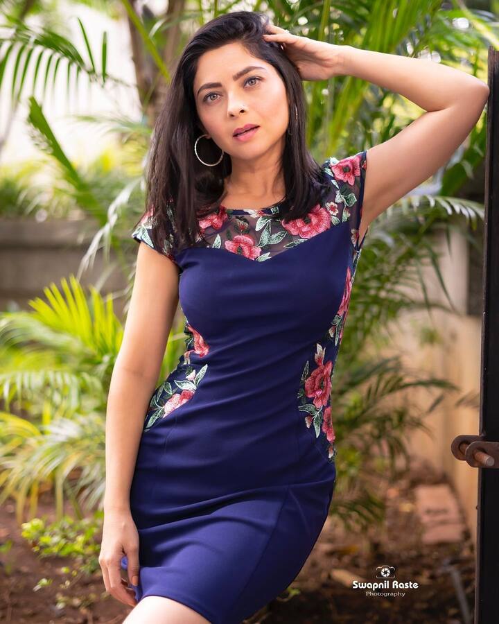 नुकतेच सोनालीने निळ्या रंगाच्या ड्रेसमधले काही फोटो शेअर केलेत. (photo:sonalee18588/ig)