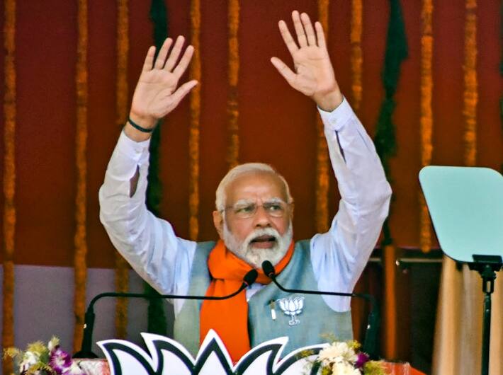 पीएम मोदी ने बलिया की रैली में कहा कि उत्तर प्रदेश में पांच चरण के चुनाव हो चुके हैं, पश्चिम से पूरब तक घोर परिवारवादियों को जनता ने नकार दिया है, यूपी के लोगों ने बता दिया है कि यूपी की गाड़ी अब जात-पात की गलियों में अटकने वाली नहीं है .’’