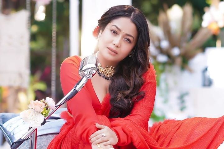 नेहा कक्कड़ सोशल मीडिया पर हमेशा सुर्खियों में बनी रहती हैं. वह आए दिन कुछ ना कुछ शेयर करती रहती हैं. जिसकी वजह से उन्हें काफी पसंद किया जाता है. इस बार नेहा से ट्रेडिशनल अवतार दिखाया है. (फोटो-सोशल मीडिया)