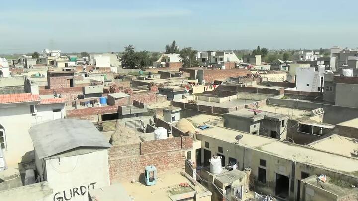 ਹੁਣ ਇਸ ਤੋਂ ਸਾਫ਼ ਹੈ ਕਿ ਰੇਲਵੇ ਸਟੇਸ਼ਨ ਵੀ ਹੋਵੇਗਾ ਪਰ ਰੇਲਵੇ ਸਟੇਸ਼ਨ 'ਤੇ ਵੱਡਾ-ਵੱਡਾ ਘਾਹ ਉੱਗਿਆ ਹੋਇਆ ਹੈ ਜੋ ਇਸ਼ਾਰਾ ਦਿੰਦਾ ਹੈ ਕਿ ਇੱਥੇ ਨਾਹ ਤਾਂ ਕੋਈ ਪੈਸੇਂਜਰ ਆਇਆ ਹੋਵੇਗਾ ਅਤੇ ਨਾਹ ਹੀ ਟ੍ਰੇਨ ਰੁਕੀ ਹੋਵੇਗੀ। ਅਤੇ ਟਿਕਟ ਖਿਡ਼ਕੀ ਵੀ ਬੰਦ ਹੈ।