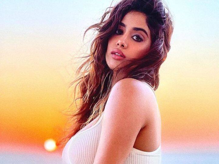 समुद्रकिनारी काढलेले हे फोटो तिने तिच्या इन्स्टाग्रामवर पोस्ट केले आहेत. (P.C.Instagram)